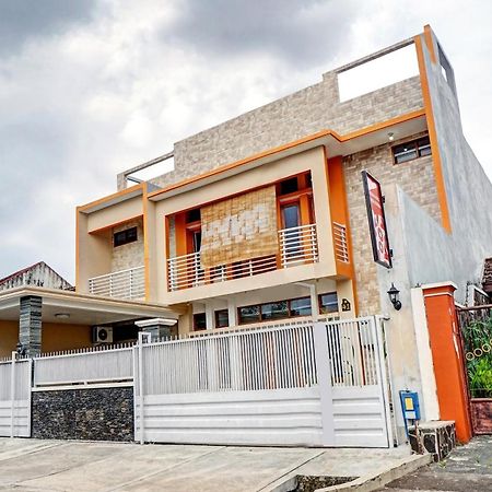 Avisha Guest House Syariah Malang Exterior photo