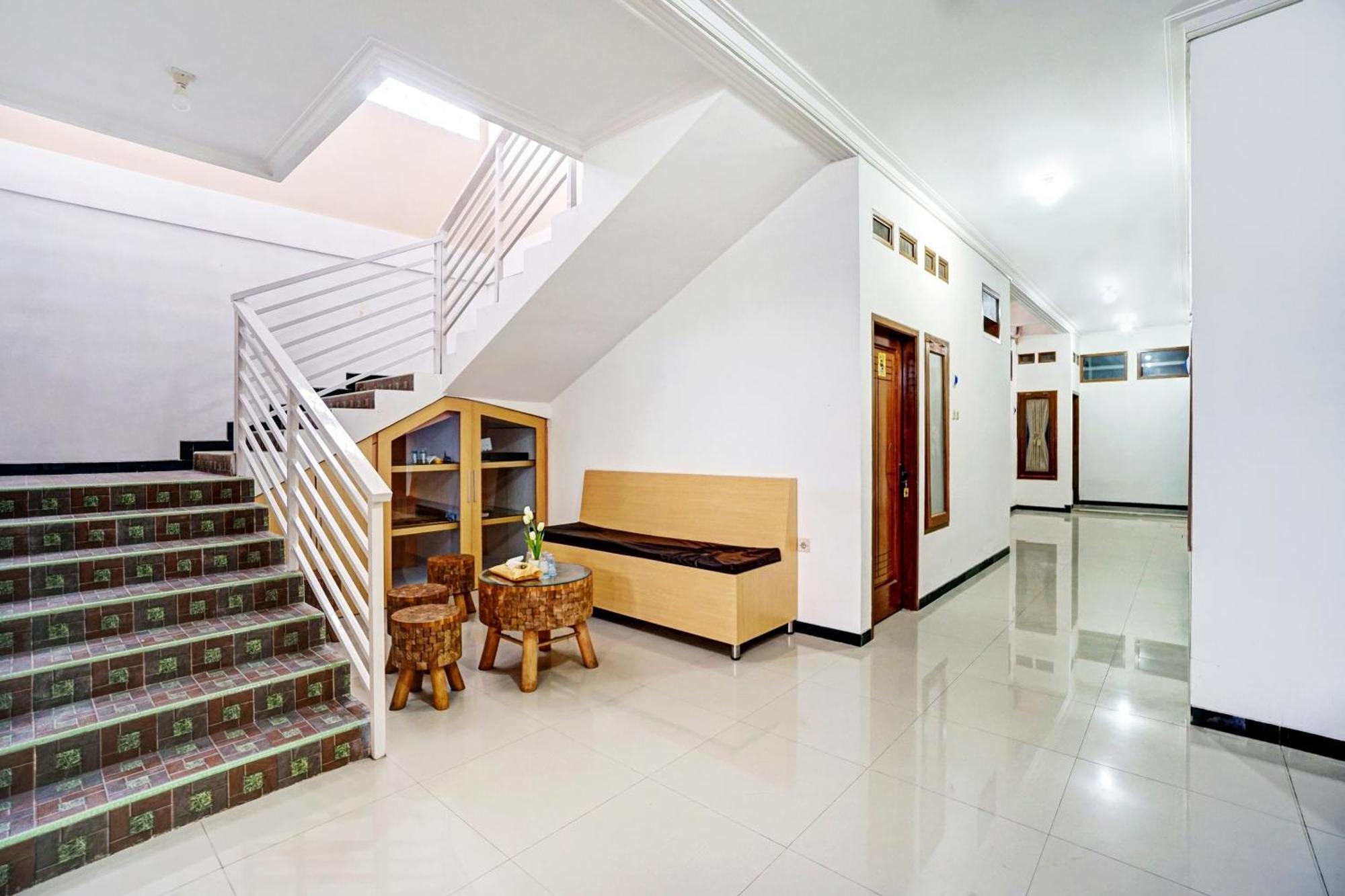 Avisha Guest House Syariah Malang Exterior photo
